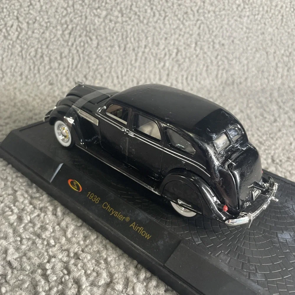 1:32 SCALE  METAL‎ 1936 CHRYSLER AIRFLOW SEDAN DIECAST MODEL SIGNATURE MODEL